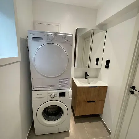 Free Parking - Renovated 3br Appartement *